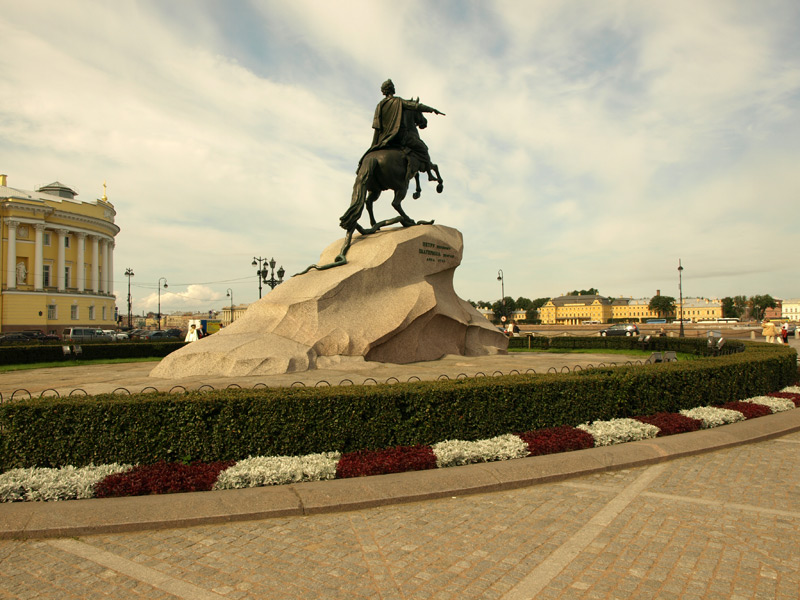 Сколько лет спб. Осенний Санкт-Петербург медный всадник. Россия Санкт-Петербург летом медный всадник.